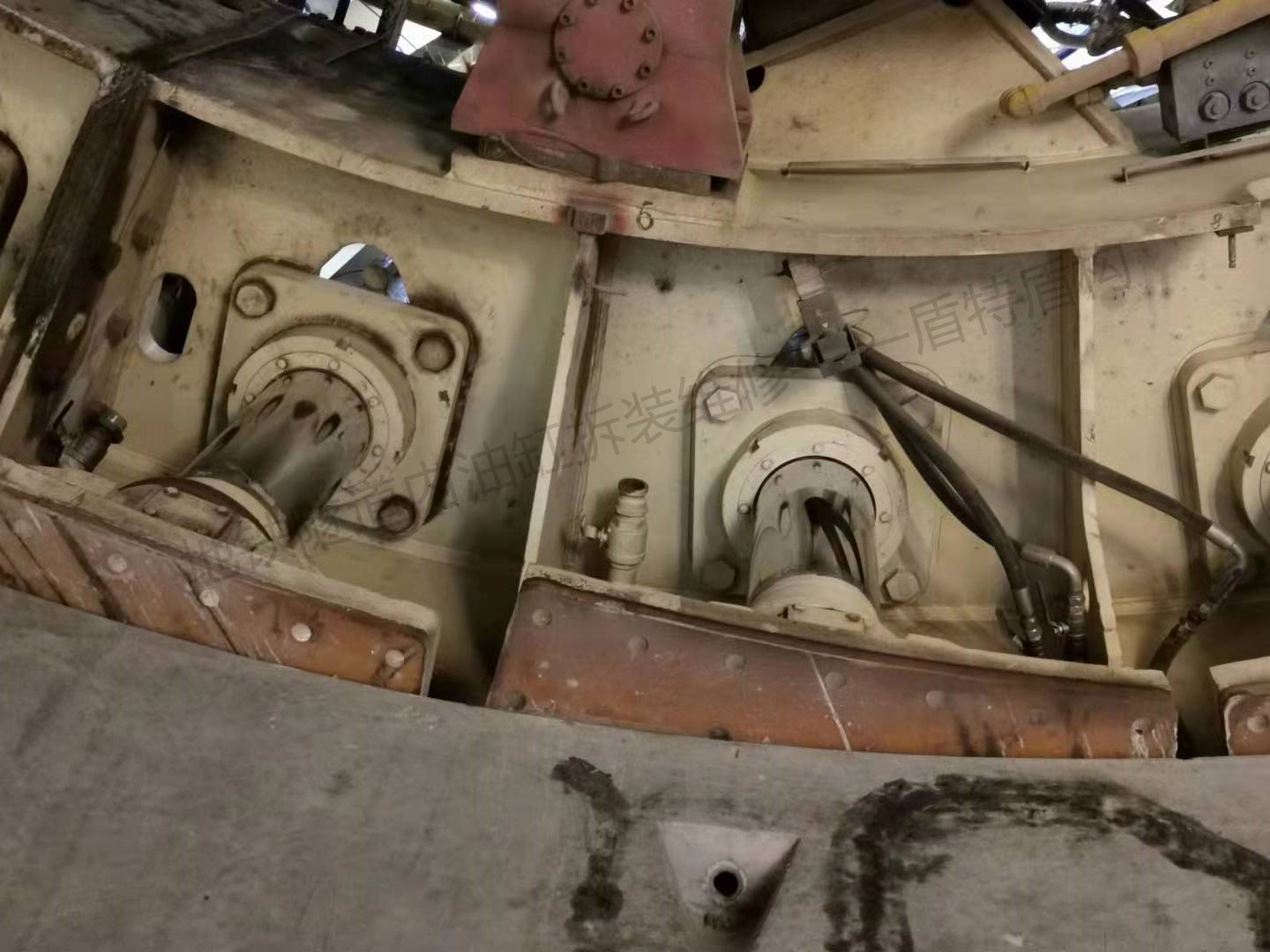 地铁隧道内油缸拆装维修